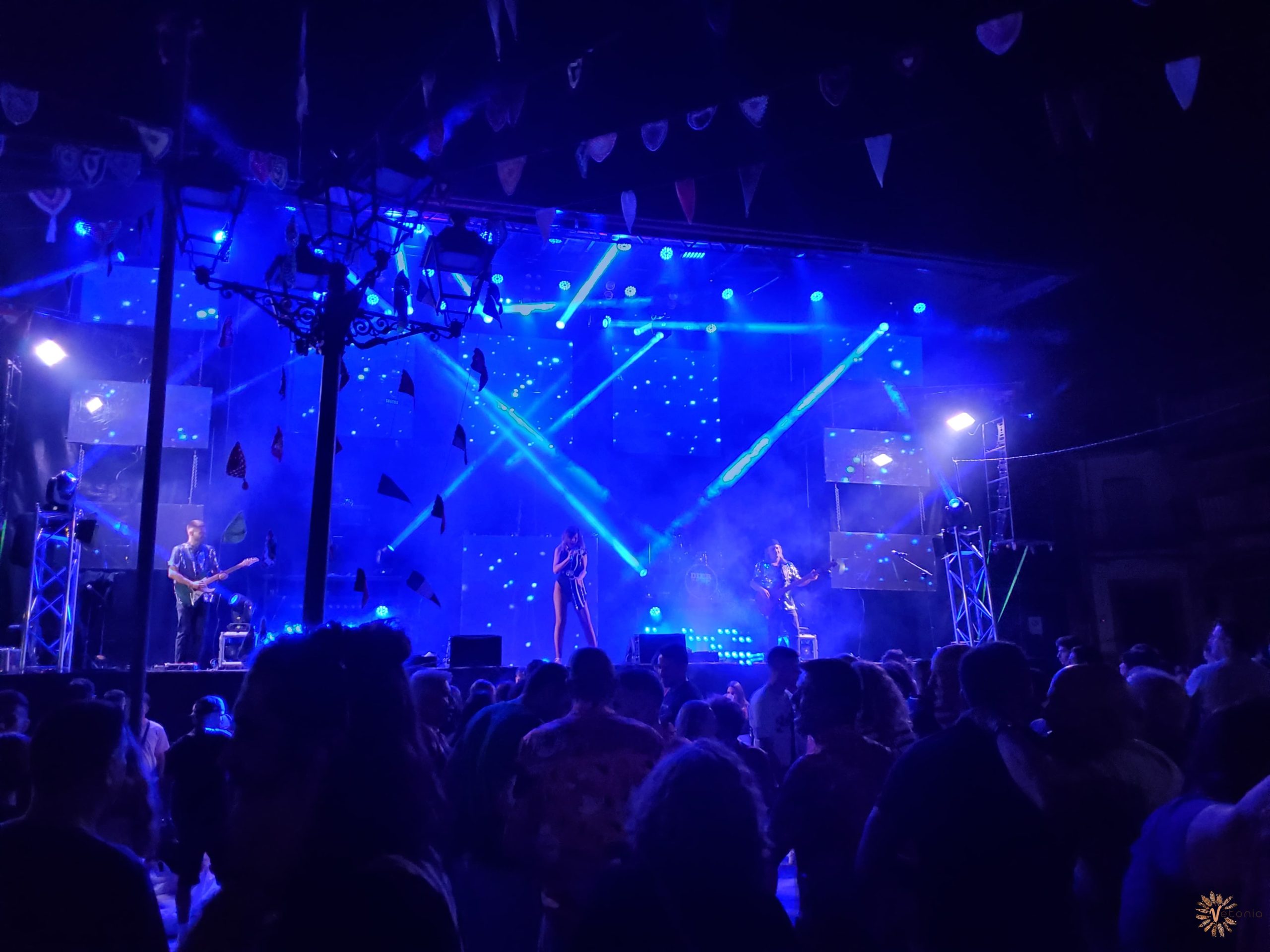 The band performs in the plaza of La Iglesuela del Tiétar at the Fiesta Patronales en honor a la Virgen de la Oliva (Patron Saint Festival in honor of the Virgin of the Olive).