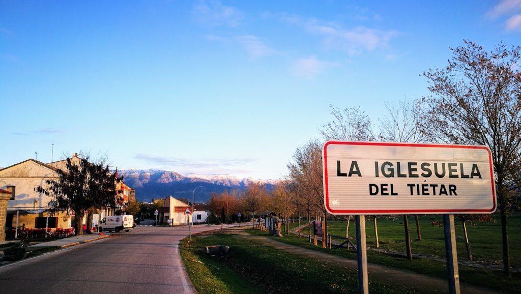 Welcome to La Iglesuela del Tiétar sign by the side of the street