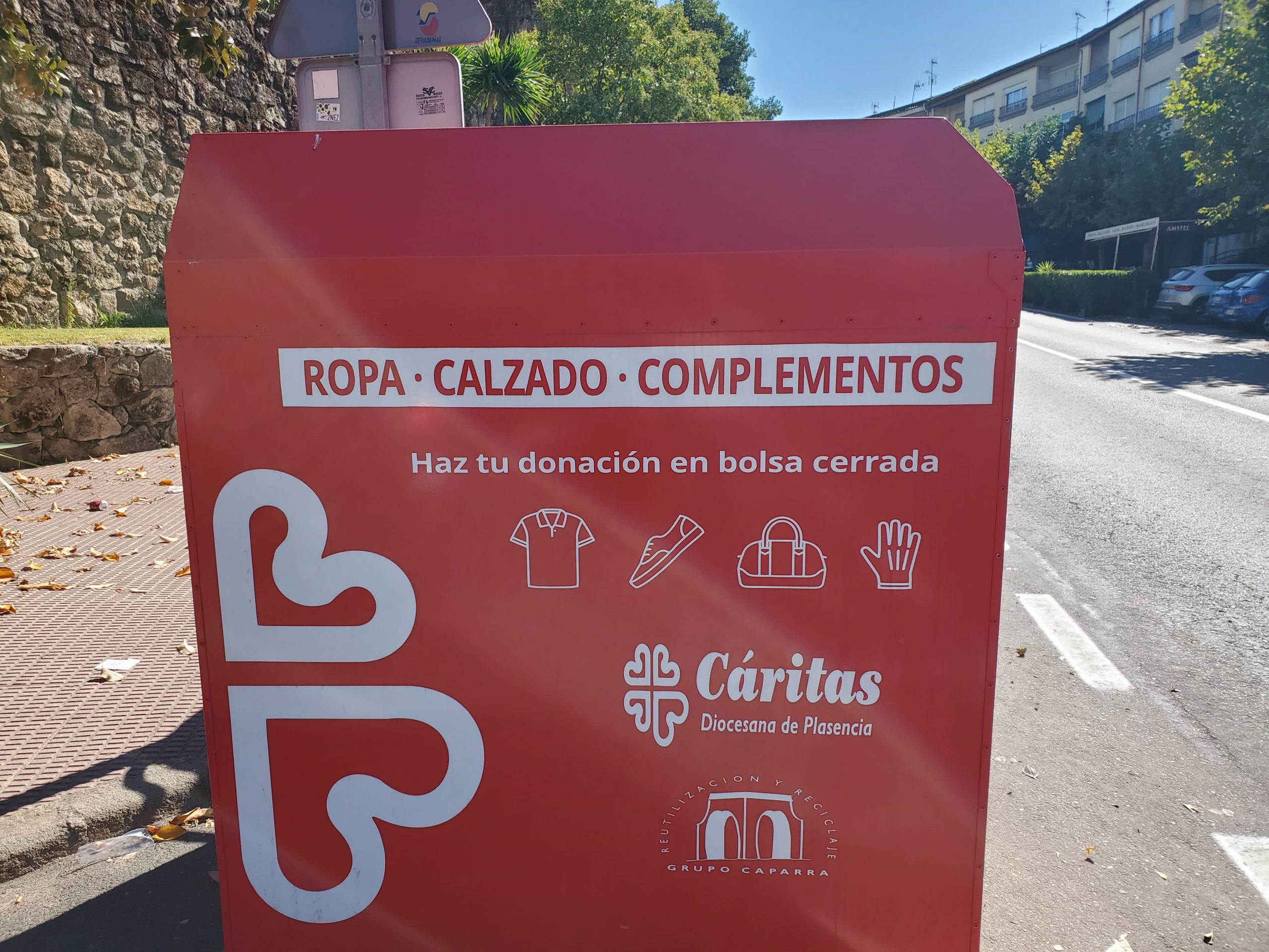 Un contenedor de reciclaje para "ropa, calzado, complementos"